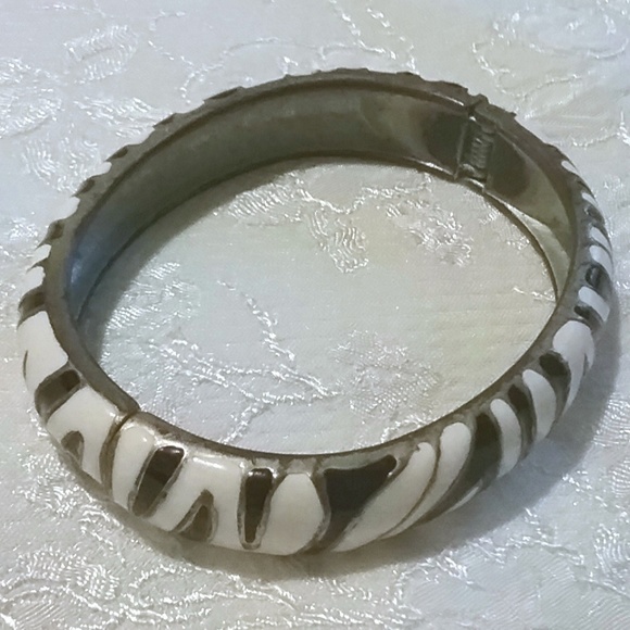 Vintage Hinged Black White Zebra Enamel Bangle - Picture 3 of 5